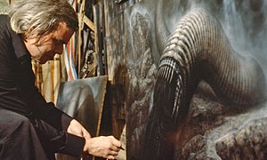 DUNE (1979) HR Giger bei der Arbeit, H.R. Giger arbeitet am Bild Dune Wurm
XII, 1978, © H.R. Giger