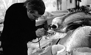 Giger am Kopf des Alien, H.R. Giger bemalt einen Prototypen des Alienkopfes,
Shepperton Studios, England 1978, Foto / ©: H.R. Giger, Mia Bonzanigo
